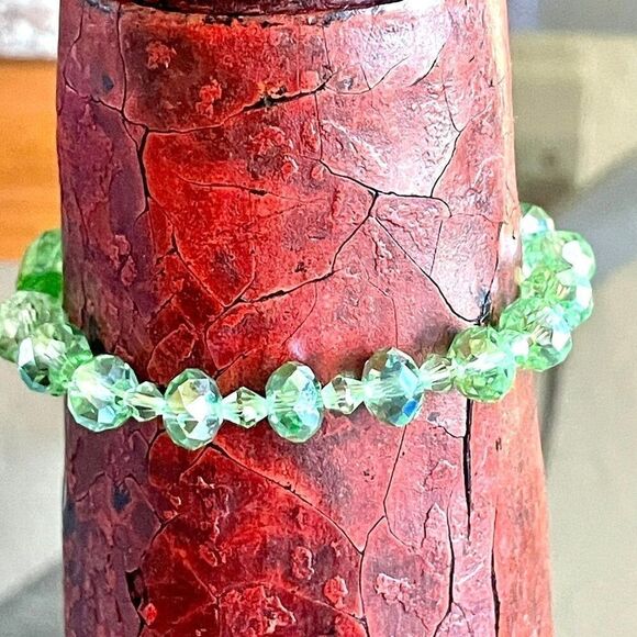 Green beaded  glass bracelet on stretchy cord - Picture 8 of 10
